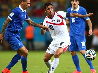 Bryan Ruiz du Costa Rica contrle la balle face au grec Cholevas
