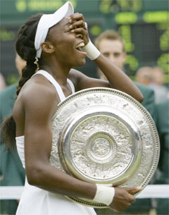 Venus Williams rayonnante avec son trophe