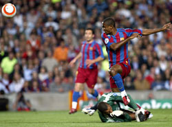 Samuel Eto'o stopp par Nelson Dida, le gardien du Milan AC