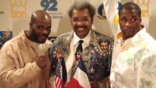Le promoteur Don King entour de Jean Marc Mormeck et O'Neil Bell