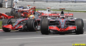 Alonso (casque gris) commettant une erreur au dpart devant Hamilton (casque jaune)