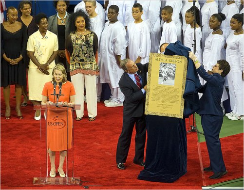 Le maire de New-York dvoile une plaque commmorative en l'honneur d'Althea Gibson