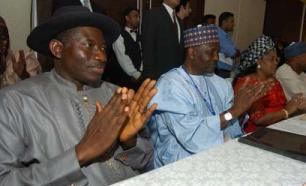 Jonathan Goodluck ( gauche) et la dlgation nigriane sont dus