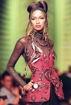 Katoucha en 1992 avec des vtements de Christian Lacroix