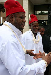 Forest Whitaker et Danny Glover lors de leur sjour au Nigeria en avril 2009
