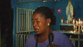 Denise Etaha ne peut retenir ses larmes lors d'une crmonie en mmoire des victimes