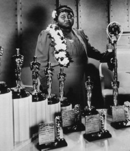 Hattie McDaniel posant devant les statuettes des Oscars