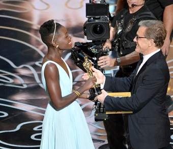 L'actrice kenyane Lupita Nyongo reoit l'oscar du meilleur second rle fminin
