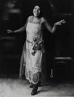 La chanteuse Bessie Smith (1894-1937), surnomme l'Impratrice du Blues.