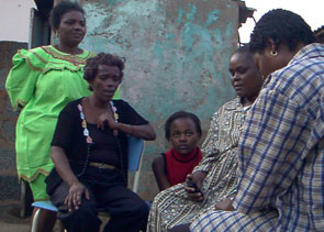Des membres de la famille de Solomon Linda lors d'une emission consacre  la chanson sur la chane PBS