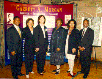 Le secrtaire d'Etat aux transports en 97, R Slater ( l'extrme gauche) en compagnie de descendantes de Garrett Morgan et du maire de Cleveland Michael White - (tout  droite)