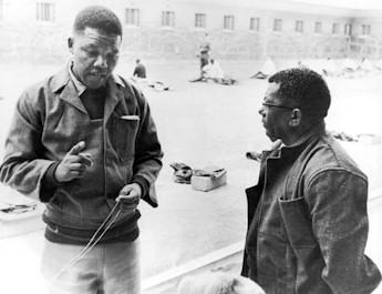 Nelson Mandela en compagnie de Walter Sisulu, dans la cour de la prison de Robben Island en 1966