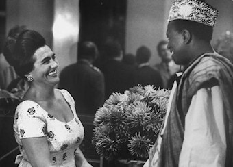 Modibo Keita et Mme Josip Broz en août 1961 lors d'une conférence à Belgrade