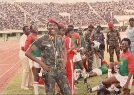 Thomas Sankara arbitrant un match entre membres de son gouvernement. Derrire lui, Blaise Compaor