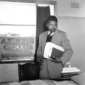 Nelson Mandela dans le cabinet qu'il partageait avec Oliver Tambo