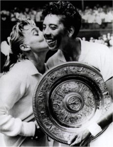 Flicite par Darlene Hard en 1957 aprs sa victoire