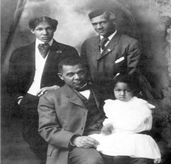 Booker T. Washington, ses fils Earnest Davidson Washington (debout  gauche), Booker T. Washington, Jr., et sa nice Laura Murray Washington