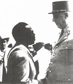 Le gnral de Gaulle en compagnie du centrafricain Barthelemy Boganda