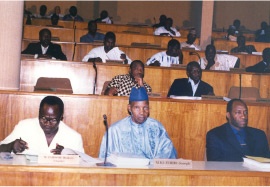 Joseph Ki-Zerbo (boubou bleu) dans lhmicycle burkinab