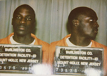 Akon dtenu, mais n'a pas pass des annes en prison