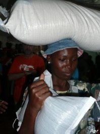 Une habitante de cit soleil repart avec des sacs de riz