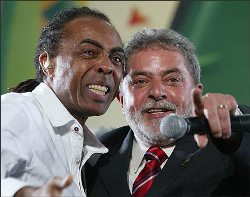 Gilberto Gil et le prsident Lula, lors d'un concert en 2001