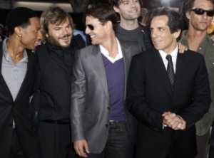 Ben Stiller ( droite) accompagn des comdiens du film "Tonnerre sous les tropiques" lors de l'avant premire AP 