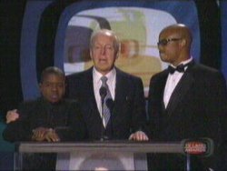 Conrad Bain au centre, avec Gary Coleman ("Arnold") à gauche, et Todd Bridges ("Willy") à droite, en Mars 2003
