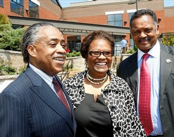 Al Sharpton, Beverly Robertson (directrice du muse des droits civiques de Memphis) et Jesse Jackson taient prsents  la crmonie du lundi