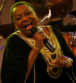 Miriam Makeba, quelques heures avant son décès, lors d'un concert le dimanche 9 novembre en Italie