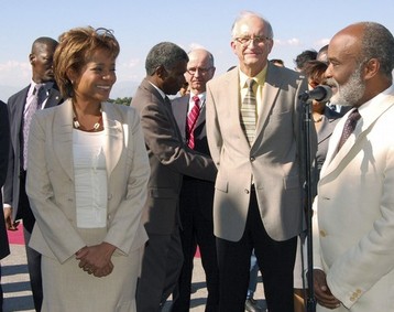 Michalle Jean en compagnie de Ren Preval lors de son arrive  Hati