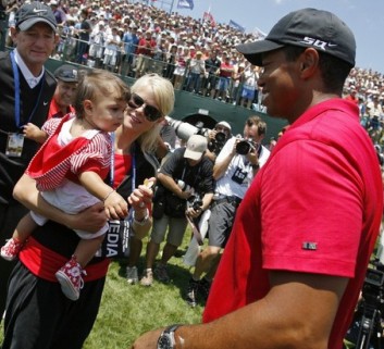 Tiger Woods en compagnie de sa fille Sam Alexis et son pouse Elin Nordegren en juin 2008