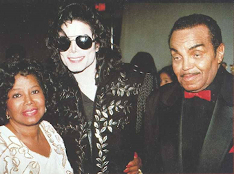 Michael Jackson en compagnie de ses parents Joe et Katherine