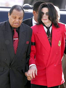 Michael Jackson en compagnie de son pre Joe