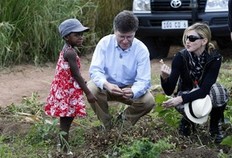 Madonna en compagnie de sa fille adoptive Mercy James et de Jeffrey Sachs