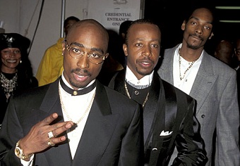 Tupac en compagnie de Mc Hammer et de Snoop Dogg lors des American Music Awards le 29 janvier 1996  Los Angeles
