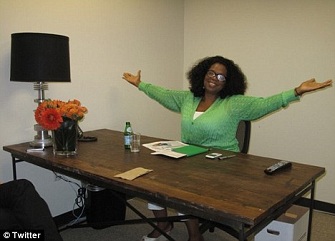 Oprah Winfrey dans son bureau chez OWN, photo qu'elle a poste via Twitter