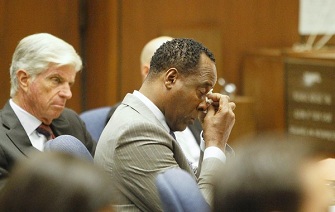 Conrad Murray verse une larme aprs les dclarations de son avocat lors de l'ouverture de son procs pour homicide involontaire