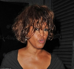 Whitney Houston photographie  la sortie d'une bote de nuit  Los Angeles quelques jours avant son dcs le samedi 11 fvrier 2012