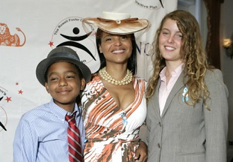 Une famille métisse : l'actrice Victoria Rowell et ses deux enfants biologiques Jasper et Maya