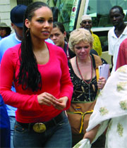 Alicia Keys arrive au centre mdical de Bomu  Mombasa