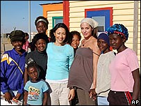 Angelina Jolie (centre droit) accouchera en Namibie