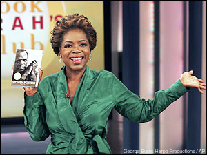Oprah Winfrey brandissant le livre de Sidney Poitier