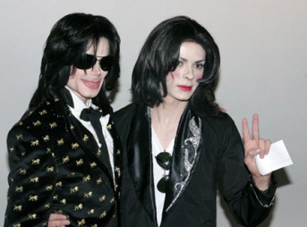Michael Jackson ( gauche) et un fan sosie...